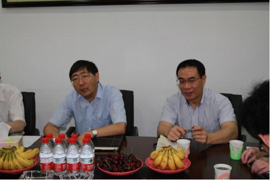 杜副区长(左)、葛副局长(右)在小贷公司指导工作