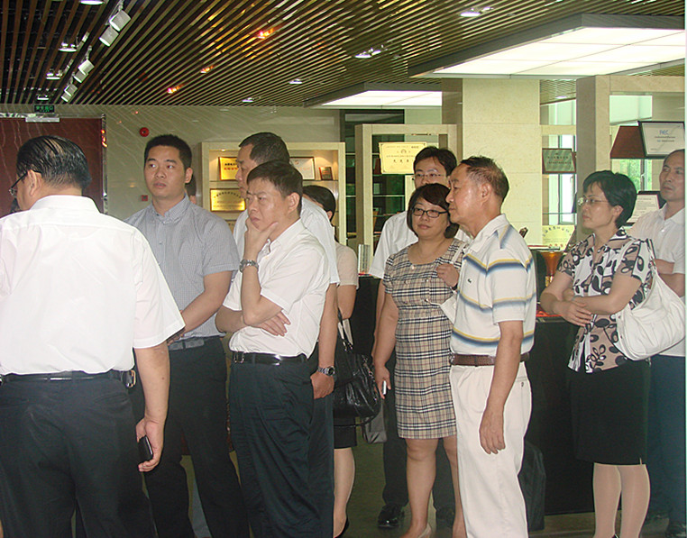 顾部长一行在展示厅认真听取介绍