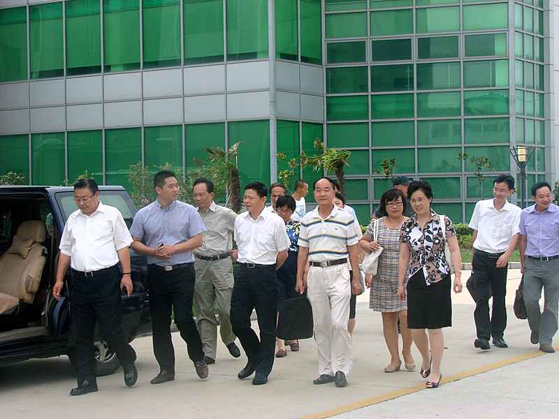 领导们不顾炎热前往生产车间